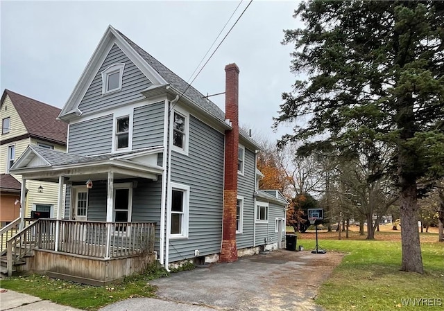 view of front facade featuring a porch and a front lawn