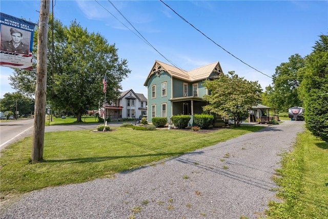 view of front facade with a front yard