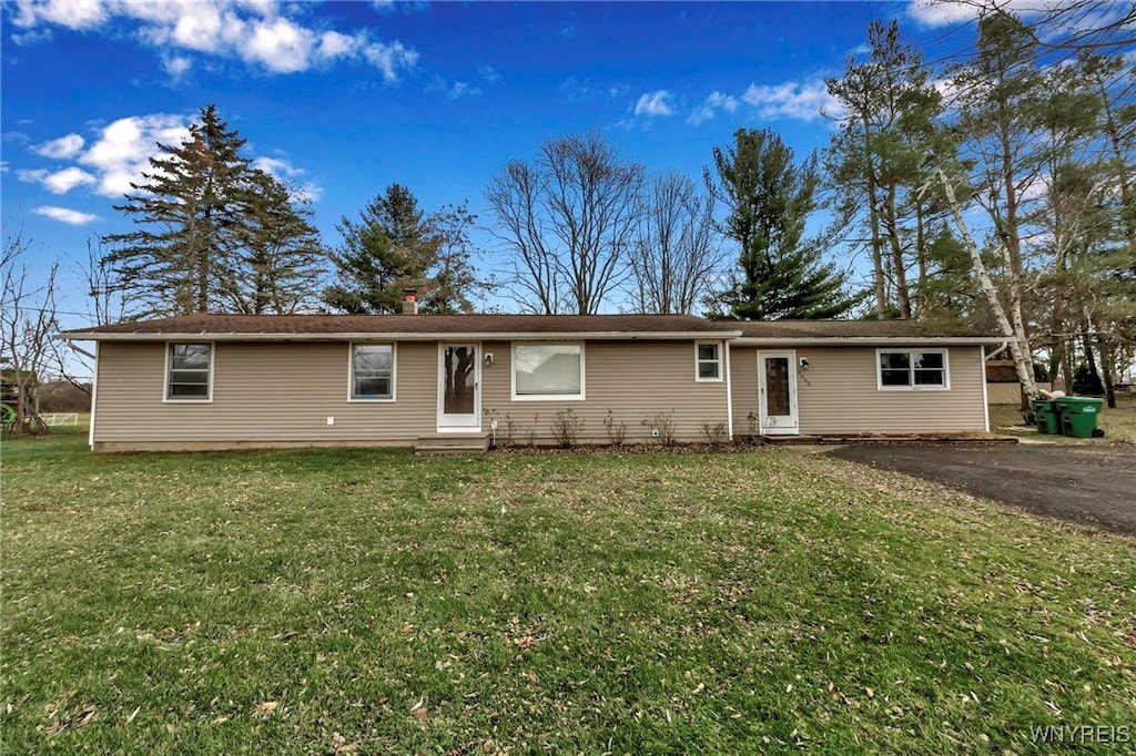 single story home featuring a front lawn