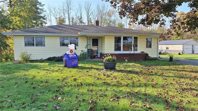 single story home featuring a front yard