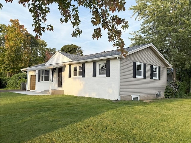 view of front facade with a front lawn