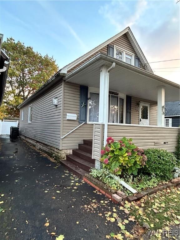 view of front of house featuring covered porch