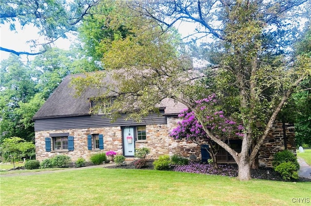 view of front of property featuring a front lawn