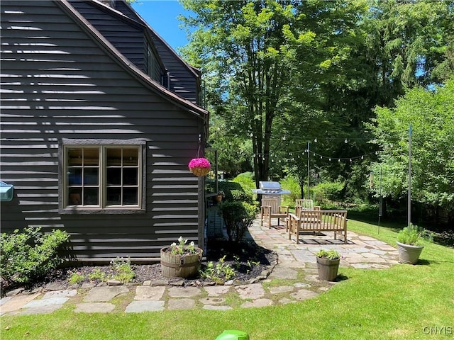 view of yard featuring a patio area