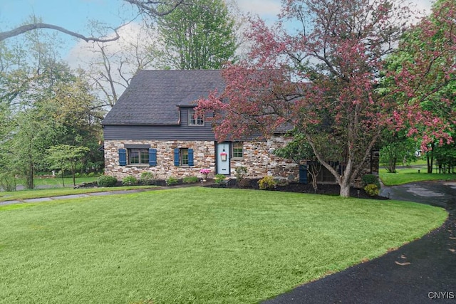 view of front facade with a front lawn