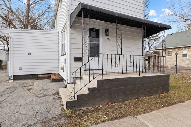 property entrance featuring a porch