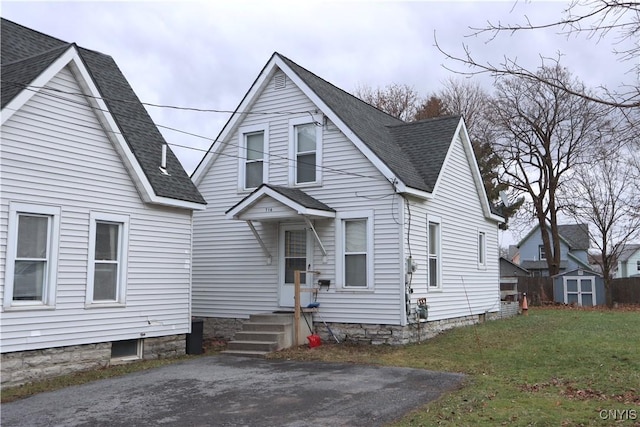 view of front facade with a front lawn