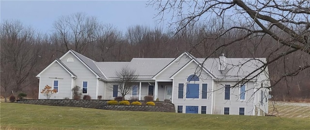 view of front of home featuring a front lawn