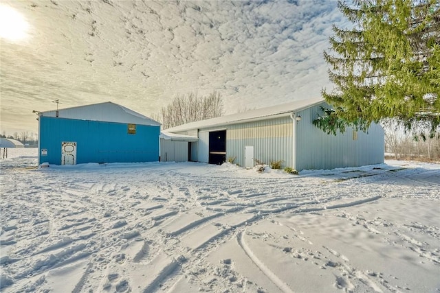 exterior space featuring an outbuilding