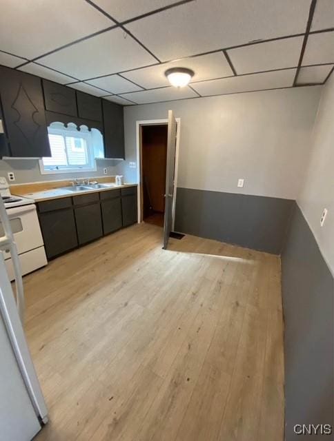 kitchen featuring a paneled ceiling, sink, light hardwood / wood-style flooring, electric range, and dark brown cabinets