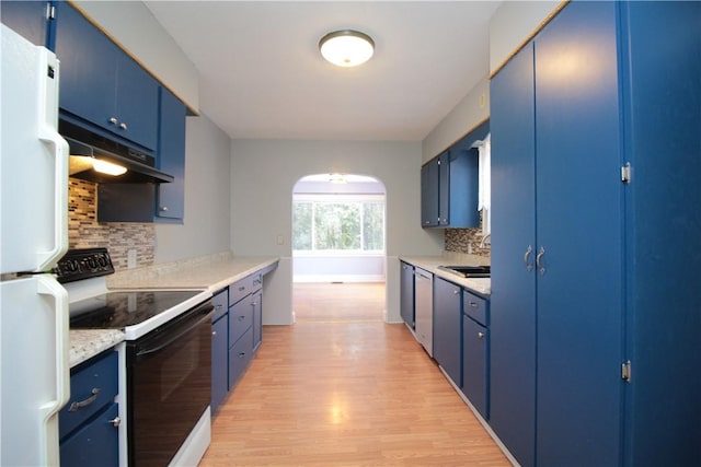 kitchen featuring white appliances, blue cabinets, sink, decorative backsplash, and light hardwood / wood-style floors