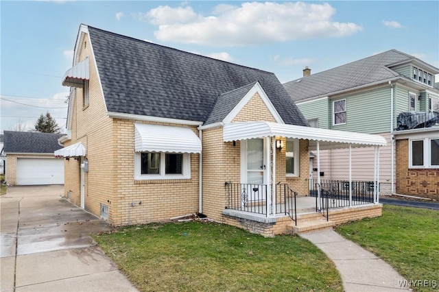 view of front facade featuring a garage, an outdoor structure, and a front yard