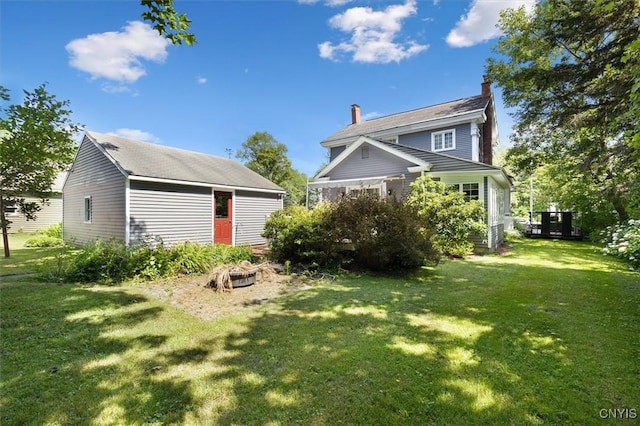 back of house featuring a lawn