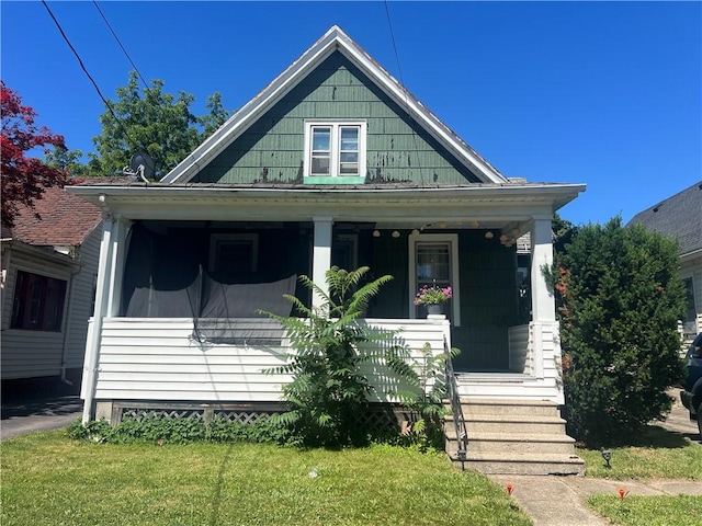 bungalow-style house featuring a front lawn