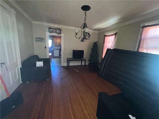 dining area featuring ornamental molding, dark hardwood / wood-style floors, and a notable chandelier