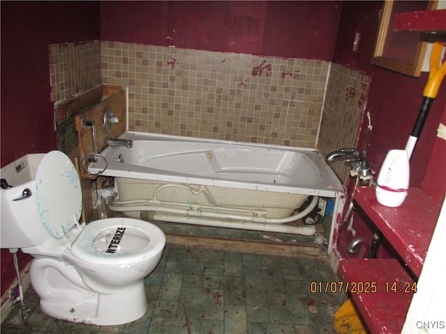 bathroom featuring a bathtub and toilet