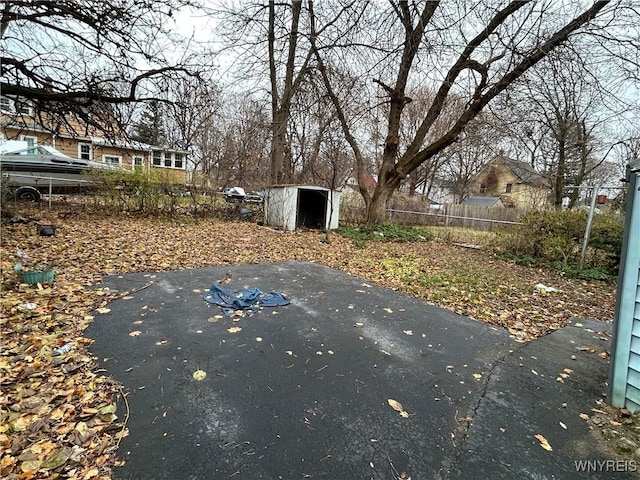 view of yard featuring a storage shed