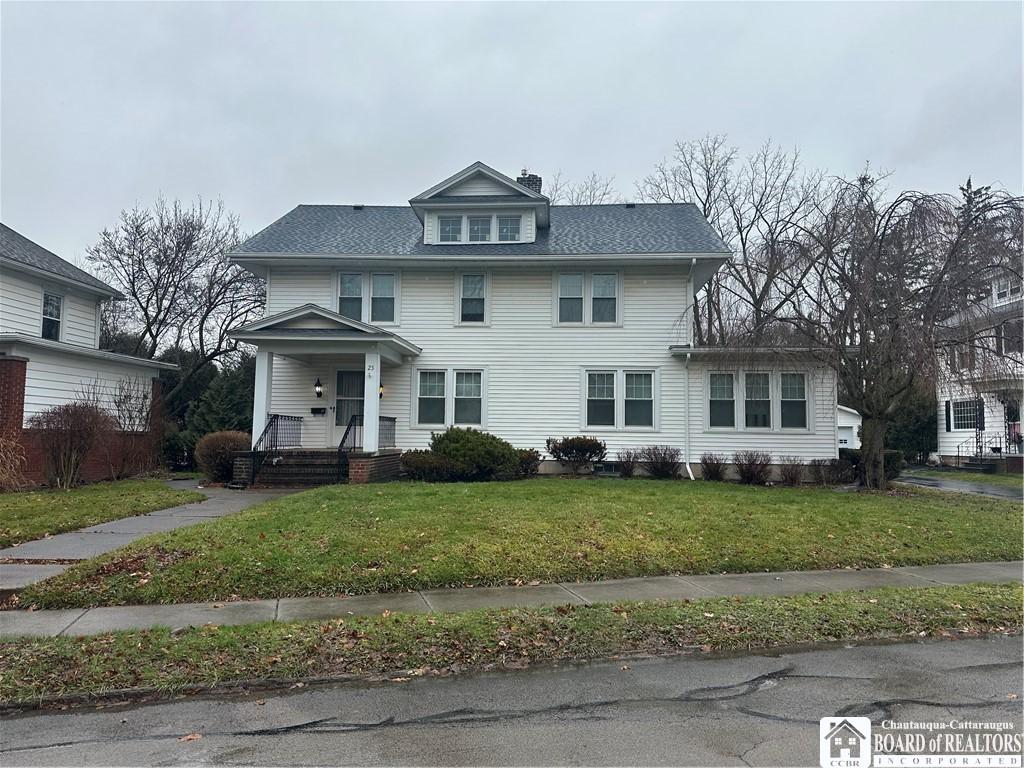 view of front of house featuring a front yard