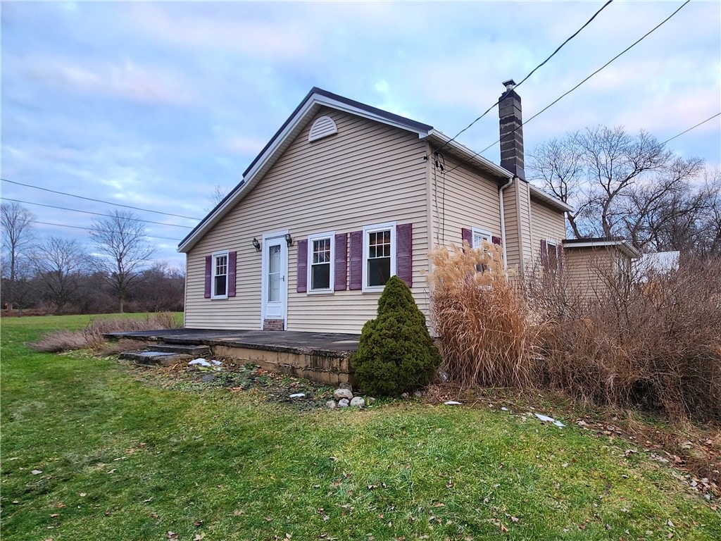 view of front of house with a front lawn