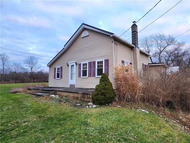 view of front of house with a front lawn