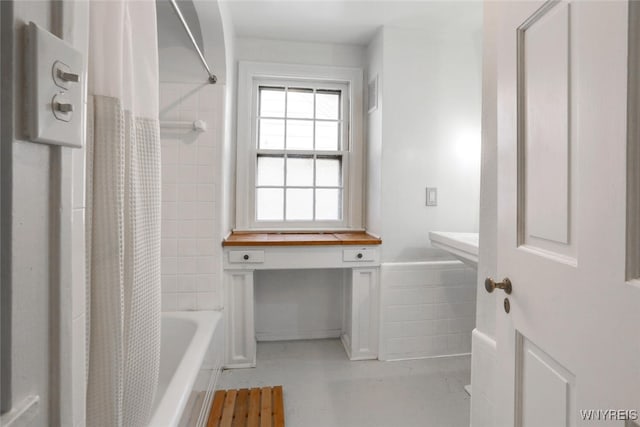 bathroom with shower / bath combo