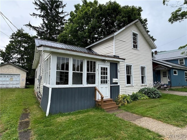 view of front facade featuring a front yard