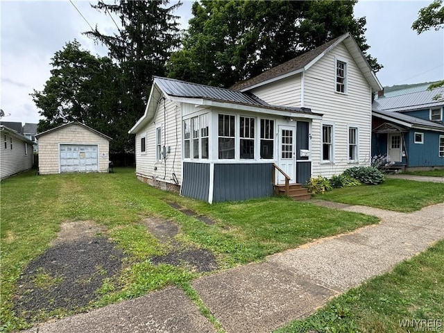 view of front of property featuring an outdoor structure and a front yard