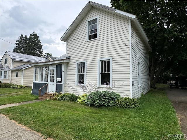 view of front of property with a front yard