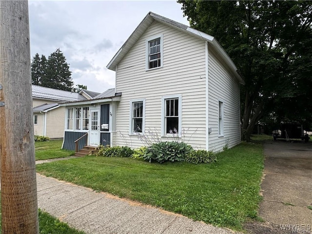 view of front of property featuring a front lawn