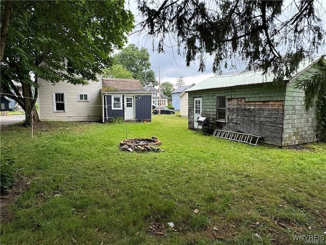 view of yard featuring an outbuilding