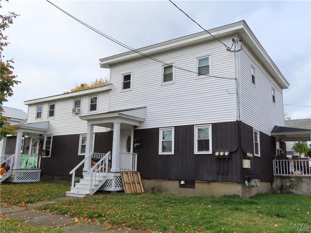 view of front of property featuring a front yard