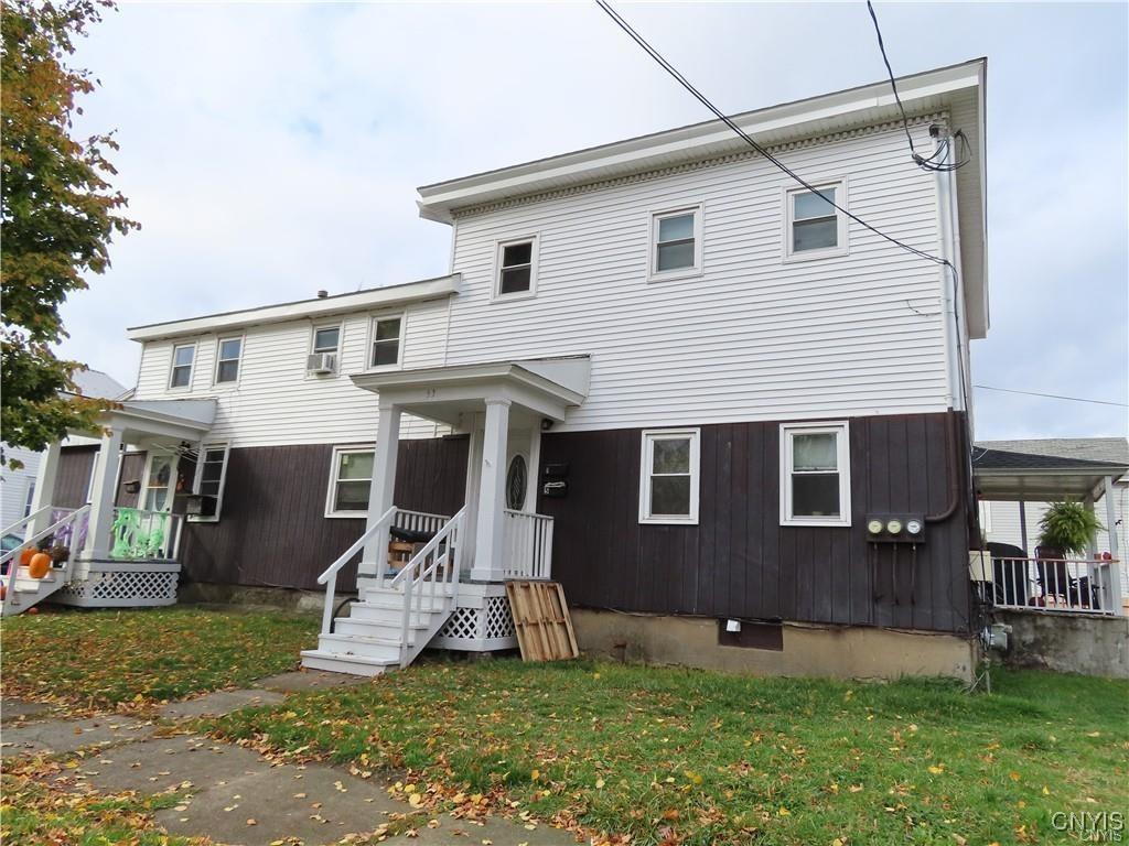 view of front facade with a front yard