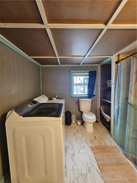 bathroom featuring vanity, toilet, and washing machine and clothes dryer