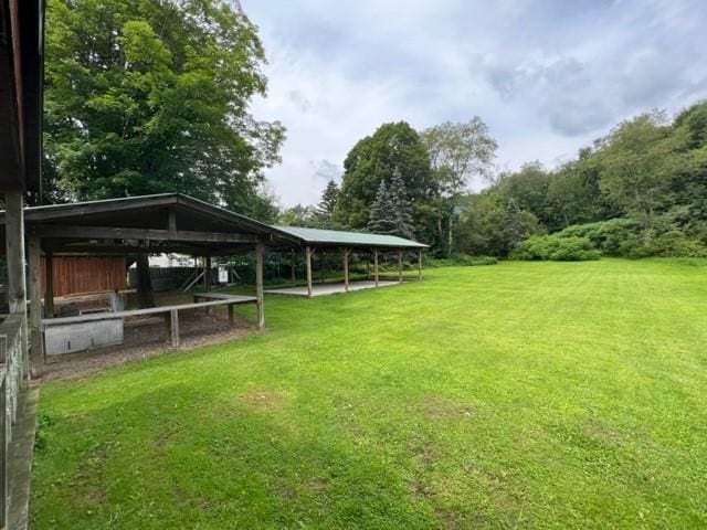 view of yard featuring an outbuilding