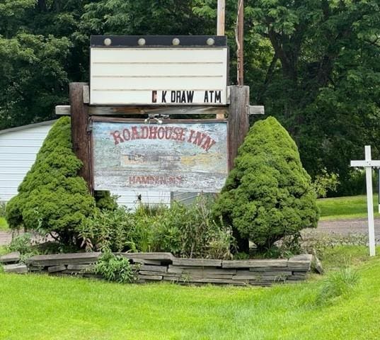 community sign with a lawn