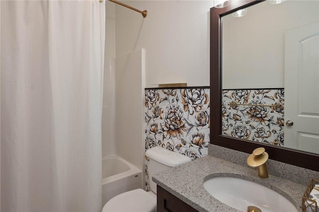 full bathroom with shower / tub combo with curtain, vanity, and toilet