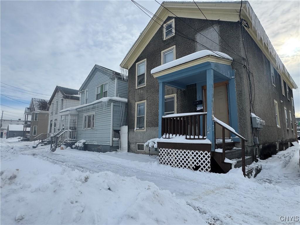 view of front facade featuring a porch