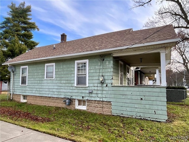 view of side of property featuring a yard