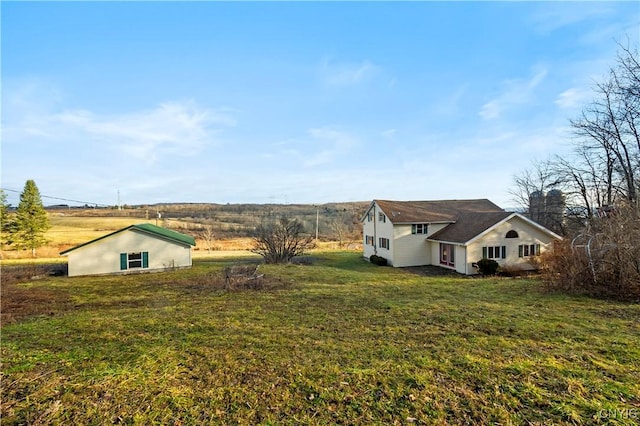 view of yard featuring a rural view