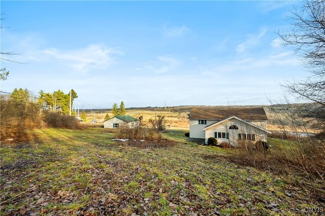 view of yard featuring a rural view