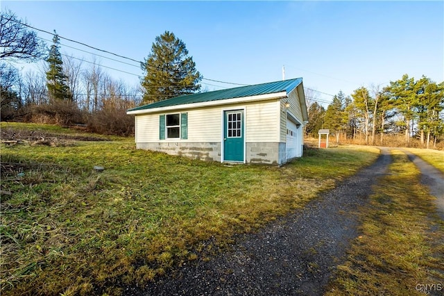 view of outdoor structure with a yard