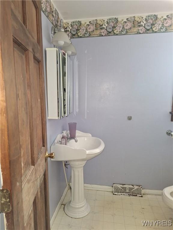 bathroom featuring toilet