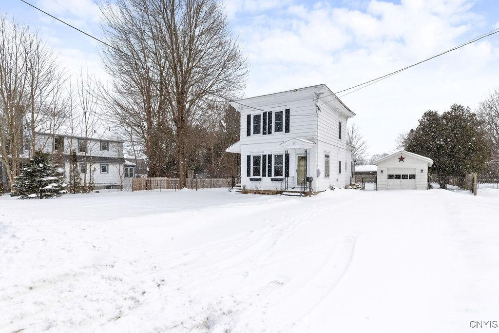 view of front of home featuring an outbuilding and a garage