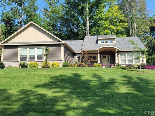 view of front of house featuring a front lawn