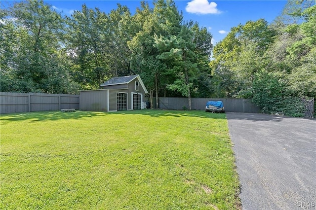 view of yard featuring an outbuilding