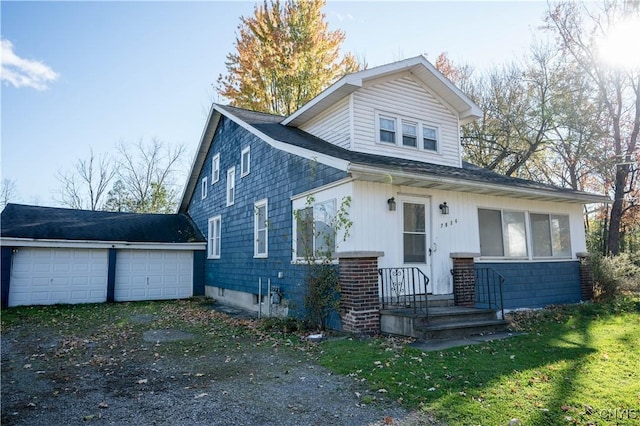 view of front of home featuring a front lawn and a garage