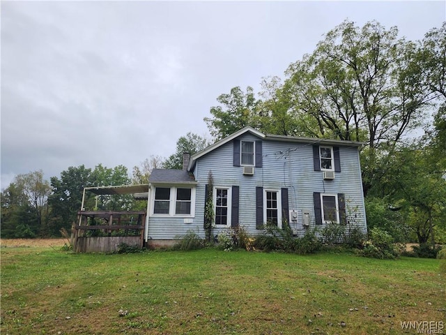 view of front of property featuring a wooden deck and a front yard