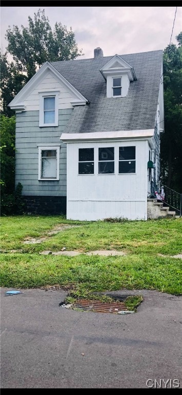 view of front of home featuring a front lawn