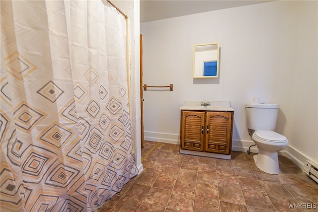 bathroom featuring a shower with shower curtain, vanity, and toilet