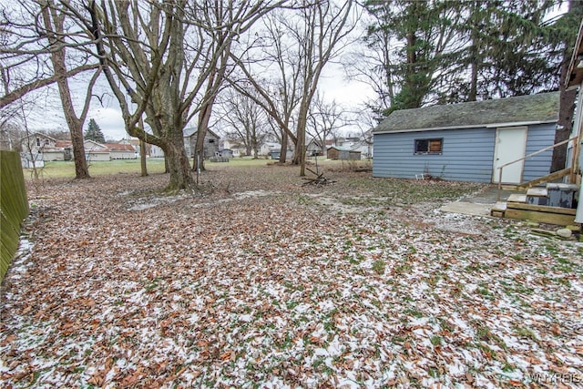 view of yard with an outbuilding